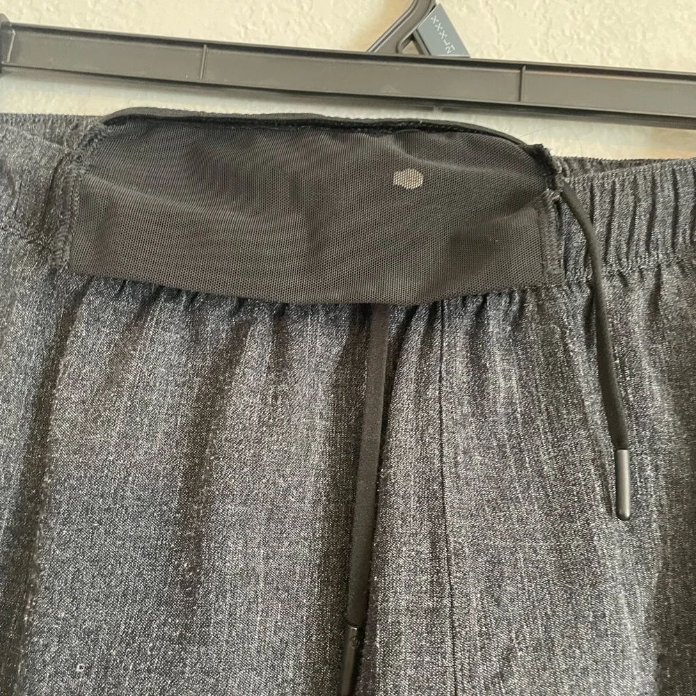 Lululemon Men's Gray Shorts size Medium - Picture 7 of 7